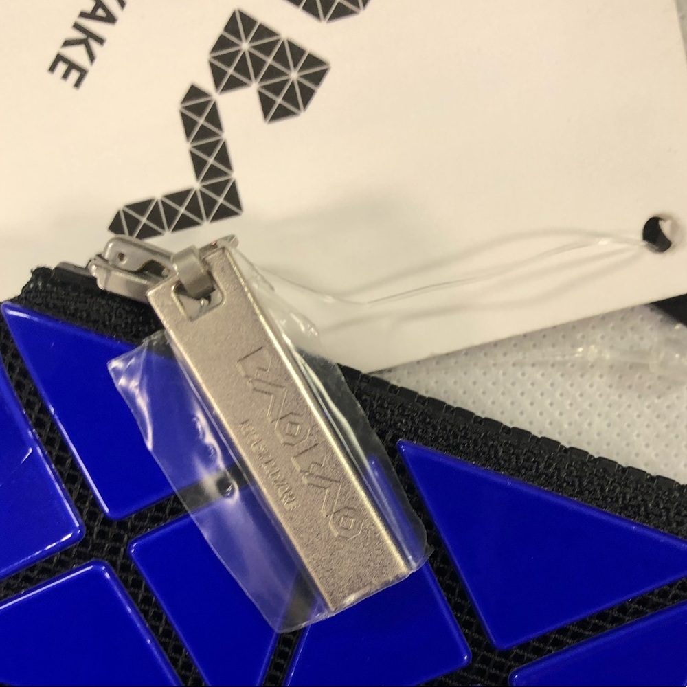 🎉 HP 🎉 🆕 BAO BAO ISSEY MIYAKE  Prism Flat Pouch - Picture 4 of 9